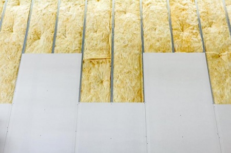 Isoler un mur int&eacute;rieur : quelle technique choisir contre le froid et le bruit ?
